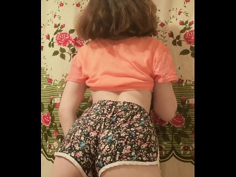 ❤️ Dhallaan yar oo sexy ah oo iska siibaysa surwaalka gaaban ee kamarada ☑ Muqaal dabada %so.sayhentai.ru ❤